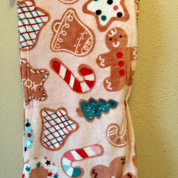 Betsey Johnson Pink Gingerbread Cookies Throw - Picture 3 of 5